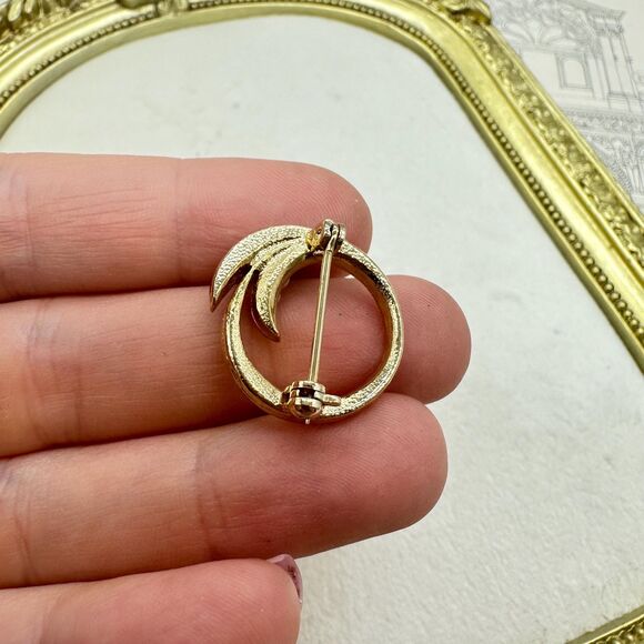 Vintage Jewelry Gold Tone Pearl Swirl Circle Brooch Pin - Picture 4 of 4